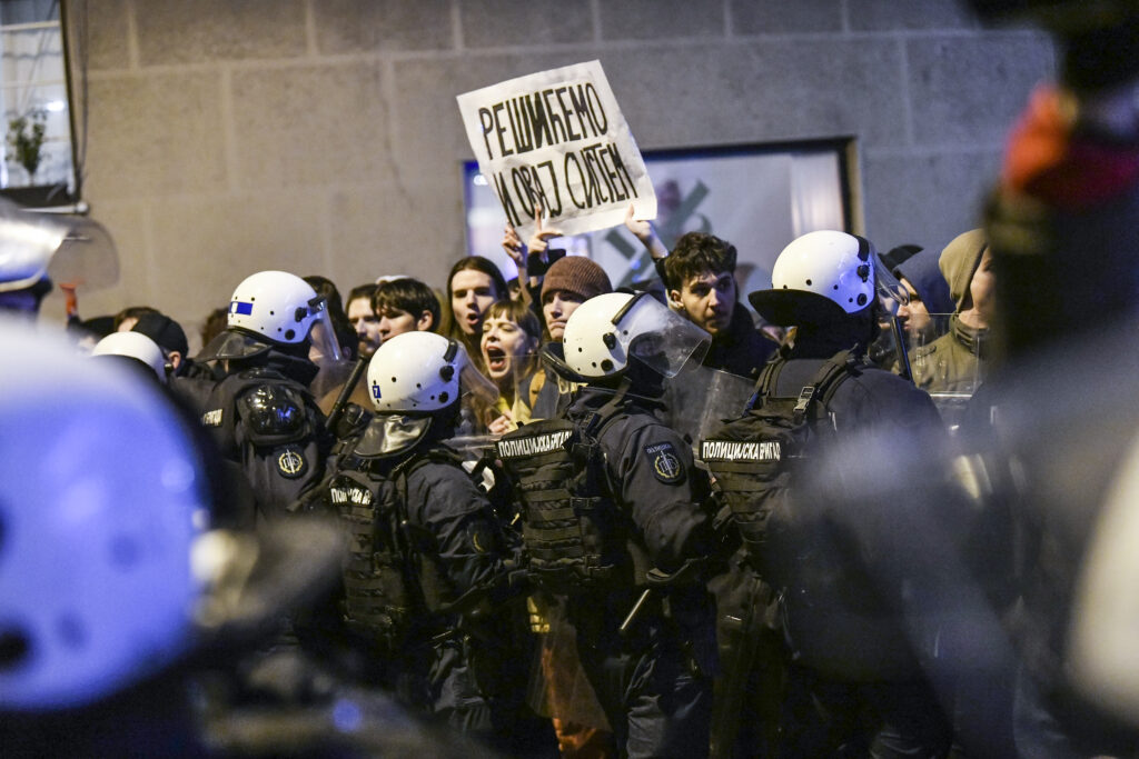 Beograd 11. decembar 2024. Studenti organizacije „Mladi borba“ protest ispred Predsedništva povodom obraćanja predsednika Srbije policija policijska brigada Foto:Goran Srdanov/Nova.rs  fantomka bandana