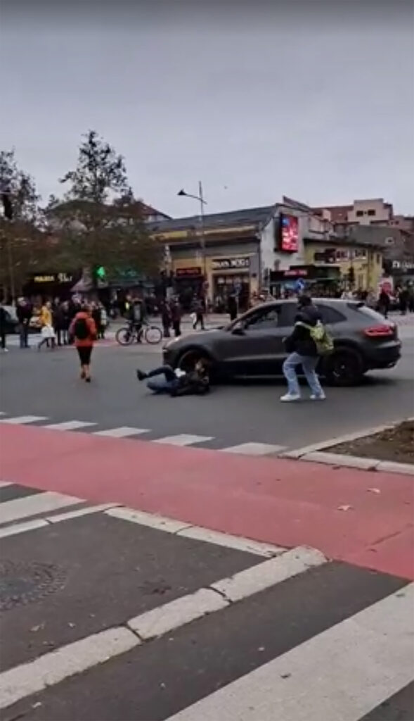Novi Sad13.12.2024. , zastani srbijo, incident, kolima, džipom probio blokadu, blokada, protest porše