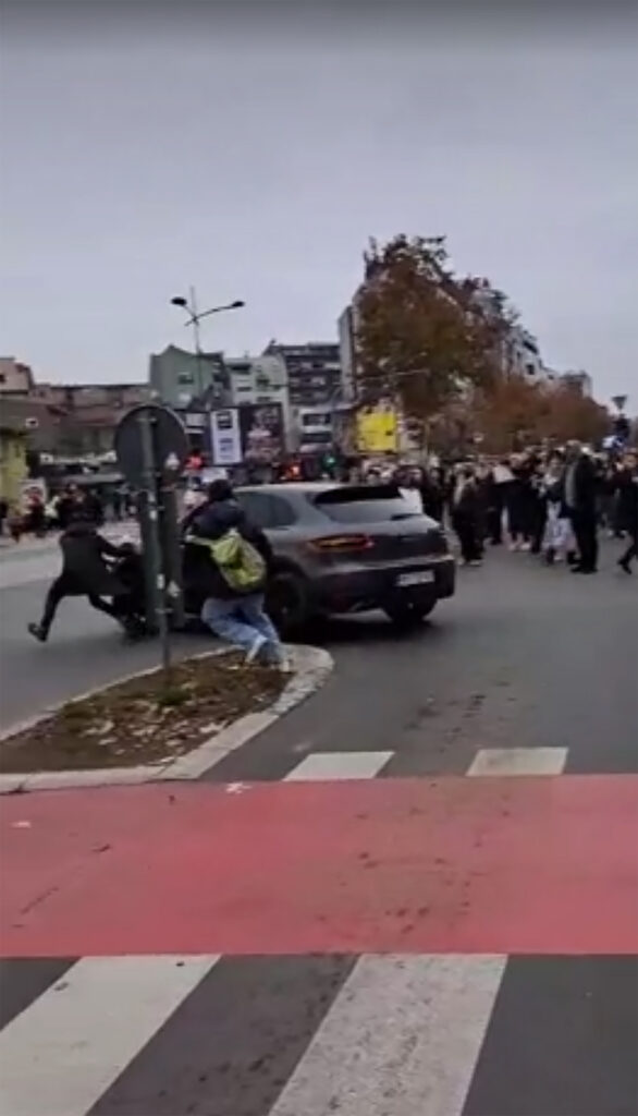 Novi Sad13.12.2024. , zastani srbijo, incident, kolima, džipom probio blokadu, blokada, protest porše