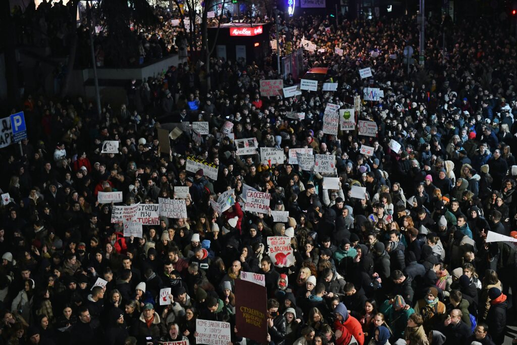 Beograd 12. decembar 2024. Protest studenata ispred Radio televizije Srbije RTS u vreme emitovanja Dnevnika Foto:Goran Srdanov/Nova.rs