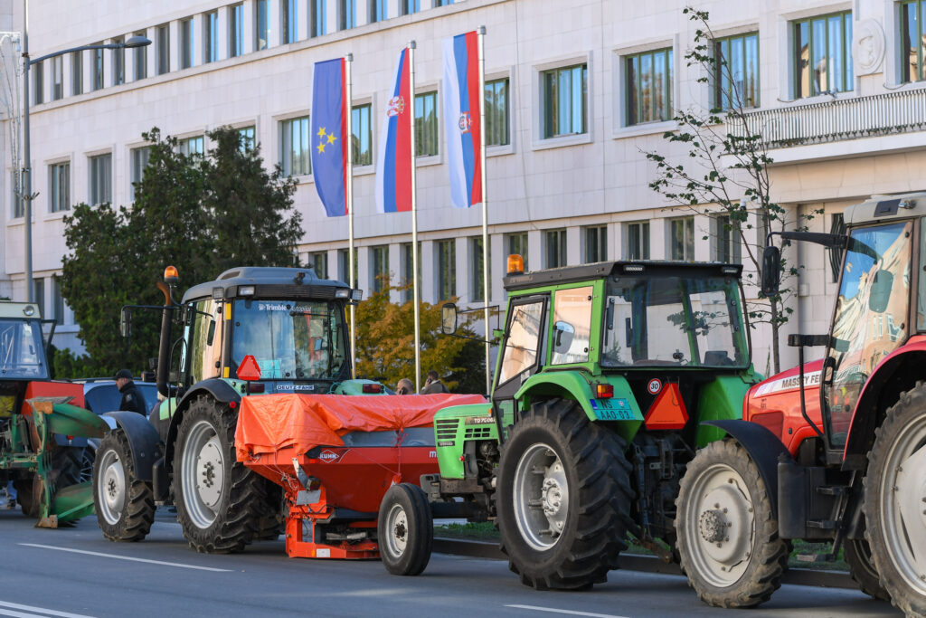 Novi Sad 16.11.2023. Protest poljoprivrednika, blokada, ispred Skupstine Vojvodine