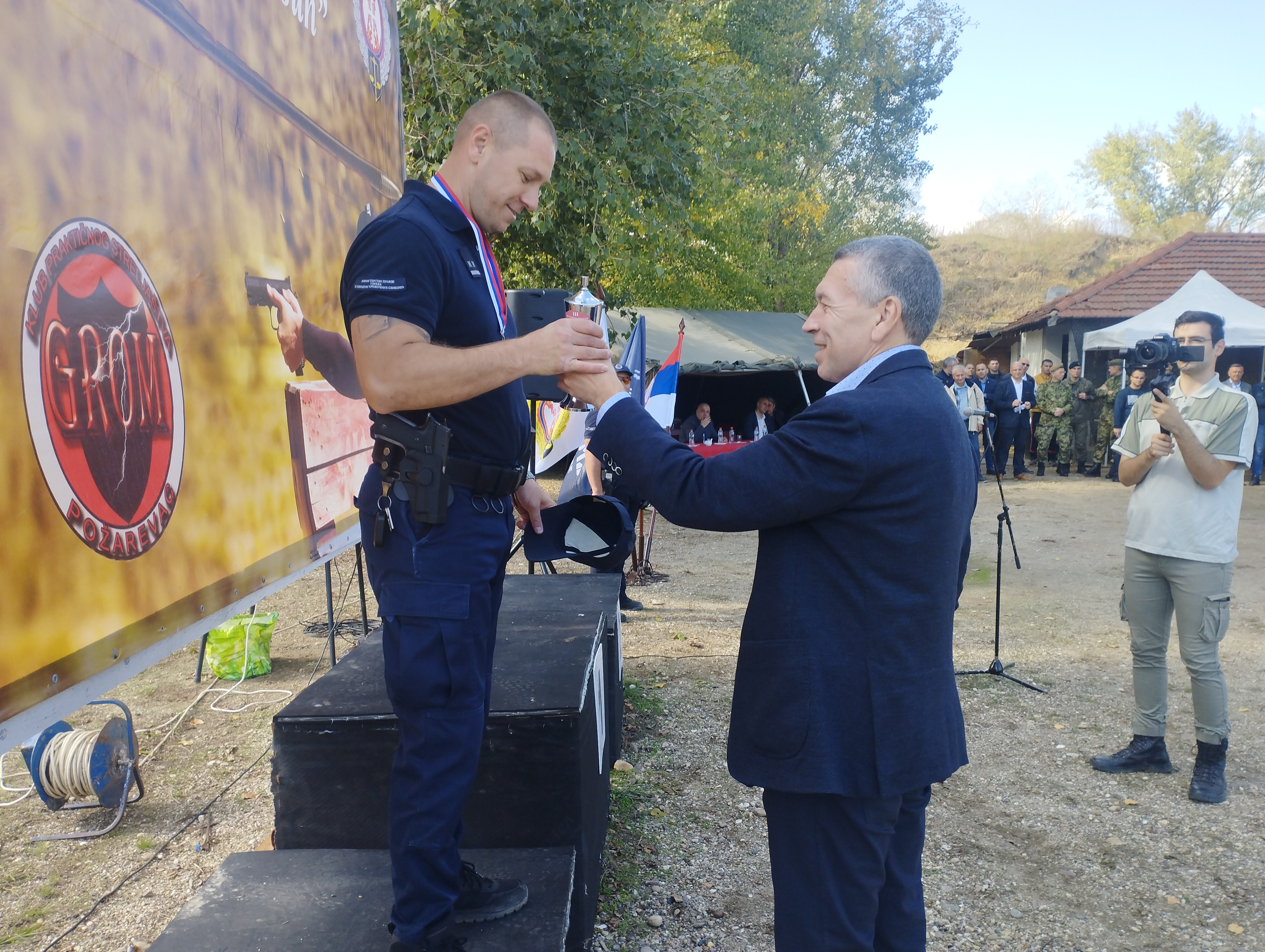 Direktor UIKS-a Dejan Carević uručuje priznanja na turniru