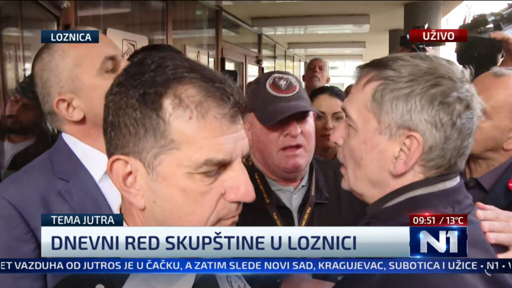 Incident ispred zgrade Skupštine Grada Loznice, Ćuta hoće da uđe na sednicu