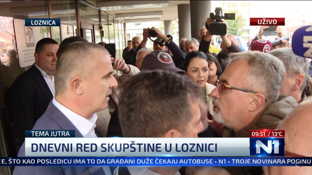 Incident ispred zgrade Skupštine Grada Loznice, Ćuta hoće da uđe na sednicu