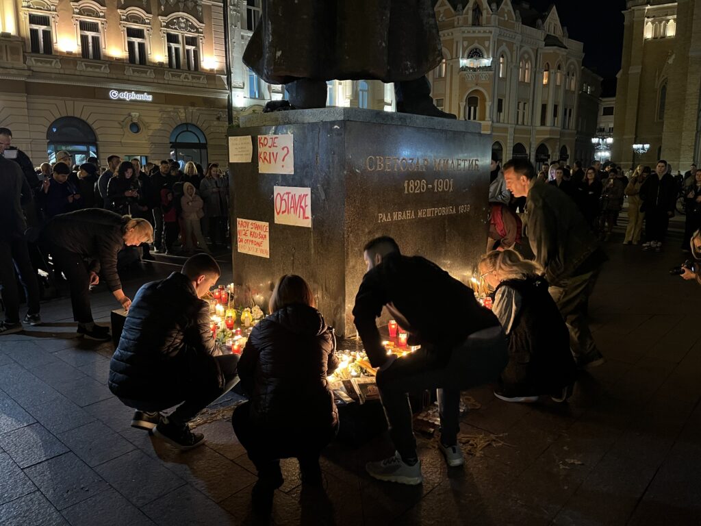 1730490845-Novi-Sad-paljenje-sveca-na-trgu-foto-nenad-mihajlovic-5-1024x768.jpg