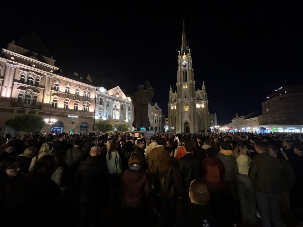 1730490863-Novi-Sad-paljenje-sveca-na-trgu-foto-nenad-mihajlovic-1-1024x768.jpg