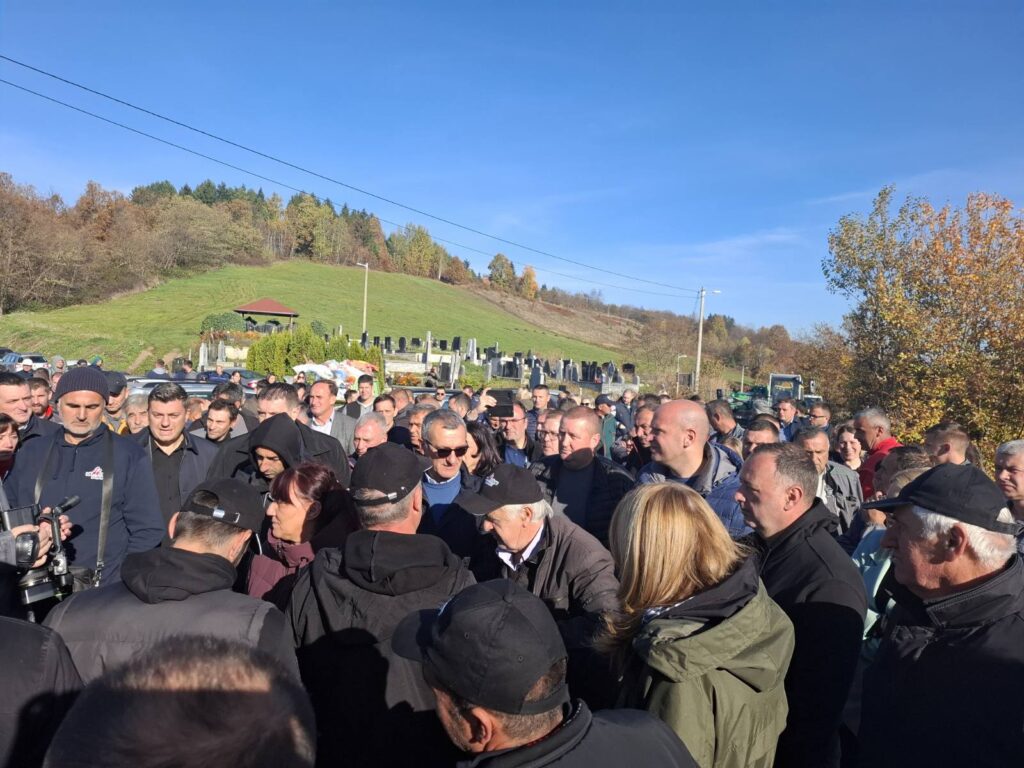 Užice duboko 04.11.2024 blokada  Rano jutros građani Užica, predvođeni udruženjem „Da (ne) dišemo Duboko“, blokirali su i dovoz smeća
iz svog grada na deponiju,
