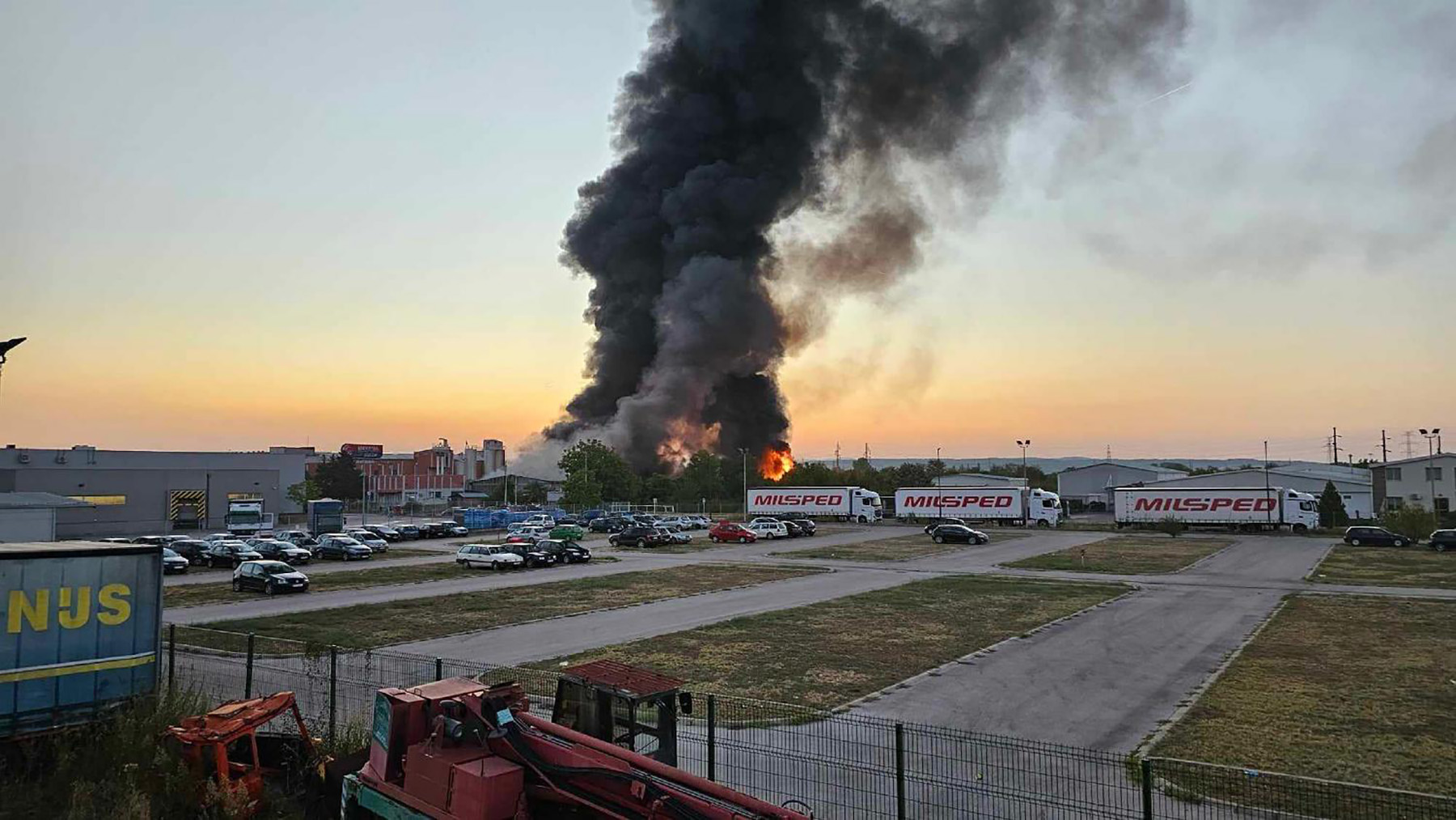 Mesto: Leskovac
Datum: Fri Aug 23 20:53:11 CEST 2024
Dogadjaj: OPŠTINE - Požar u fabrici "Nevena kolor" u Leskovcu. Fotografije uz tekst: "NEVENU" GASI 27 VATROGASACA
Fotoreporter: Ljiljana Stojanović
Izvor: FoNet