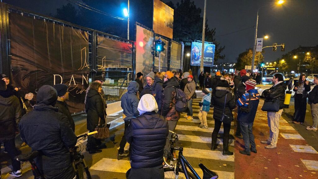 Beograd 15.11.2024. Inicijativa "Odbranimo Jugu" organizovala je danas protestni skup zbog rušenja jednog od prepoznatljivijih simbola Beograda, hotela "Jugoslavija". Foto: FoNet/Marko Dragoslavić
