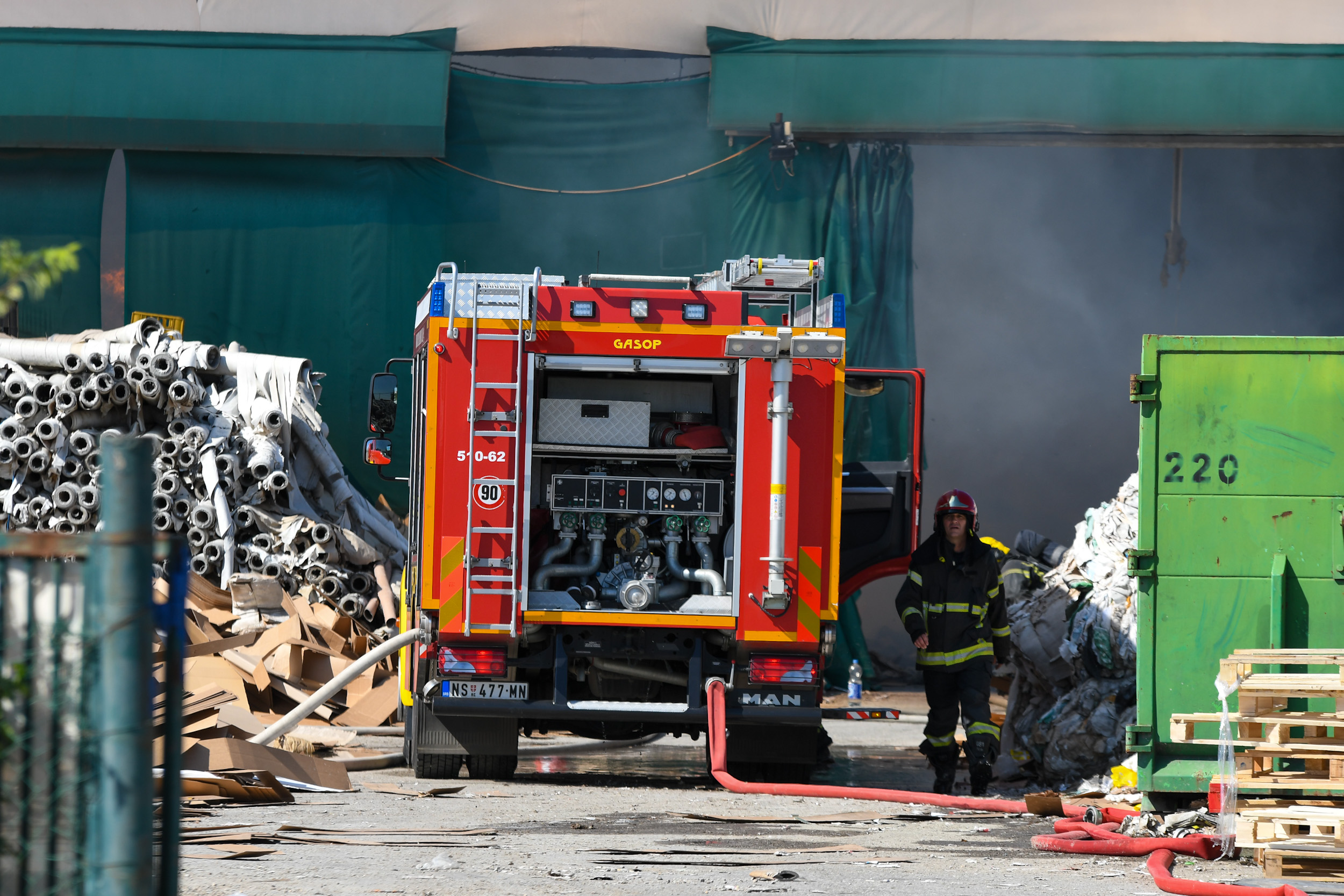 Novi Sad_vatrogasci pozar firma za reciklazu_foto Nenad Mihajlovic-9