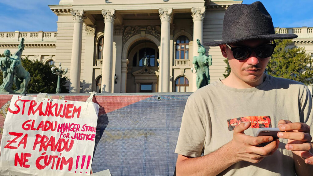 Mesto: Beograd
Datum: Sun Apr 14 18:17:14 CEST 2024
Dogadjaj: DRUŠTVO/LGBT - Gej mladić Andrej Obradović štrajkuje glađu ispred Skupštine Srbije zbog policijske brutalnosti
Fotoreporter: Marko Dragoslavić
Ličnosti: Andrej Obradović 
Izvor: FoNet