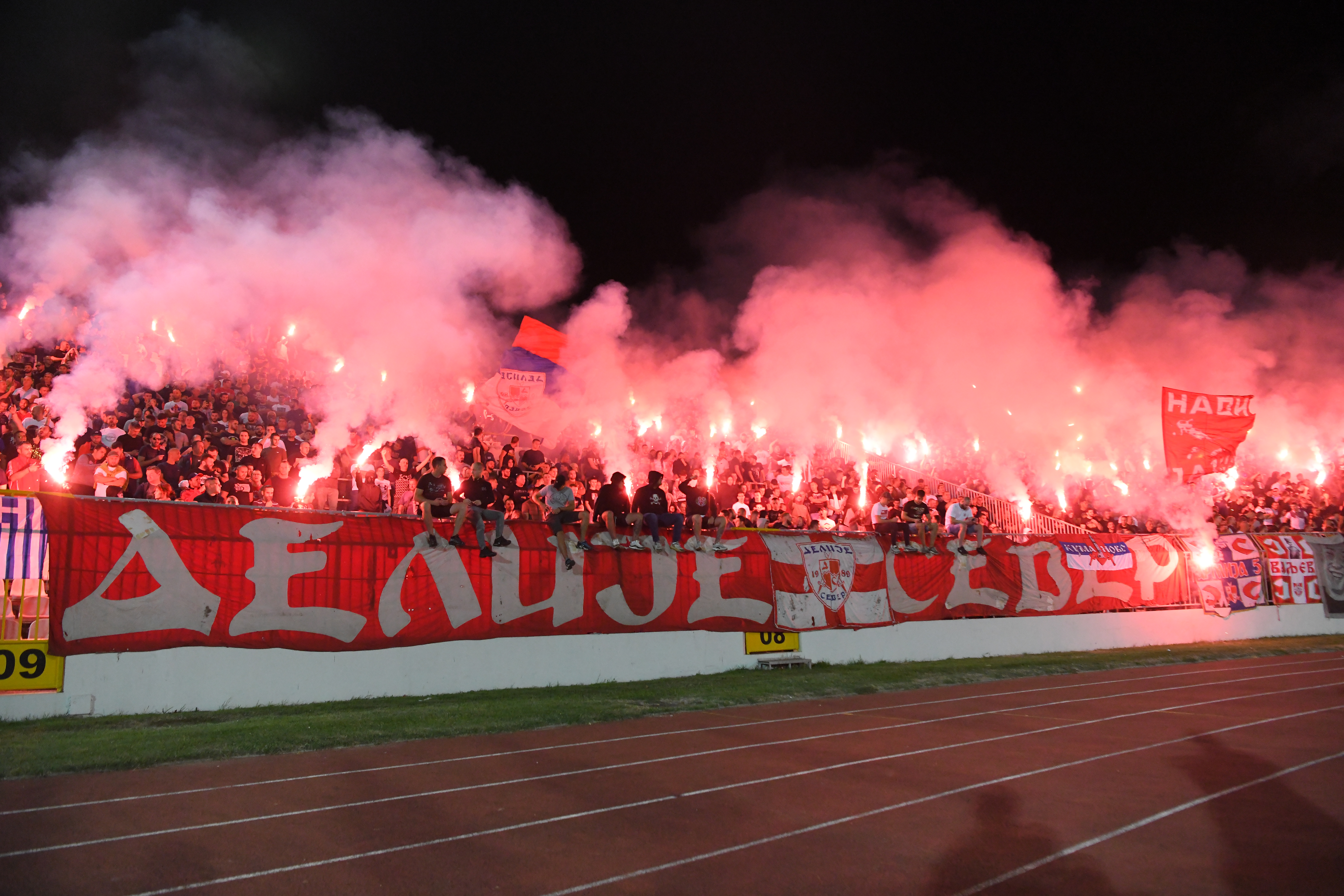 Beograd 23. septembar 2024. Fudbalski večiti derbi Partizan vs Crvena zvezda na stadionu Partizana u Humskoj navijaci delije baklje Foto:Amir Hamzagić/Nova.rs