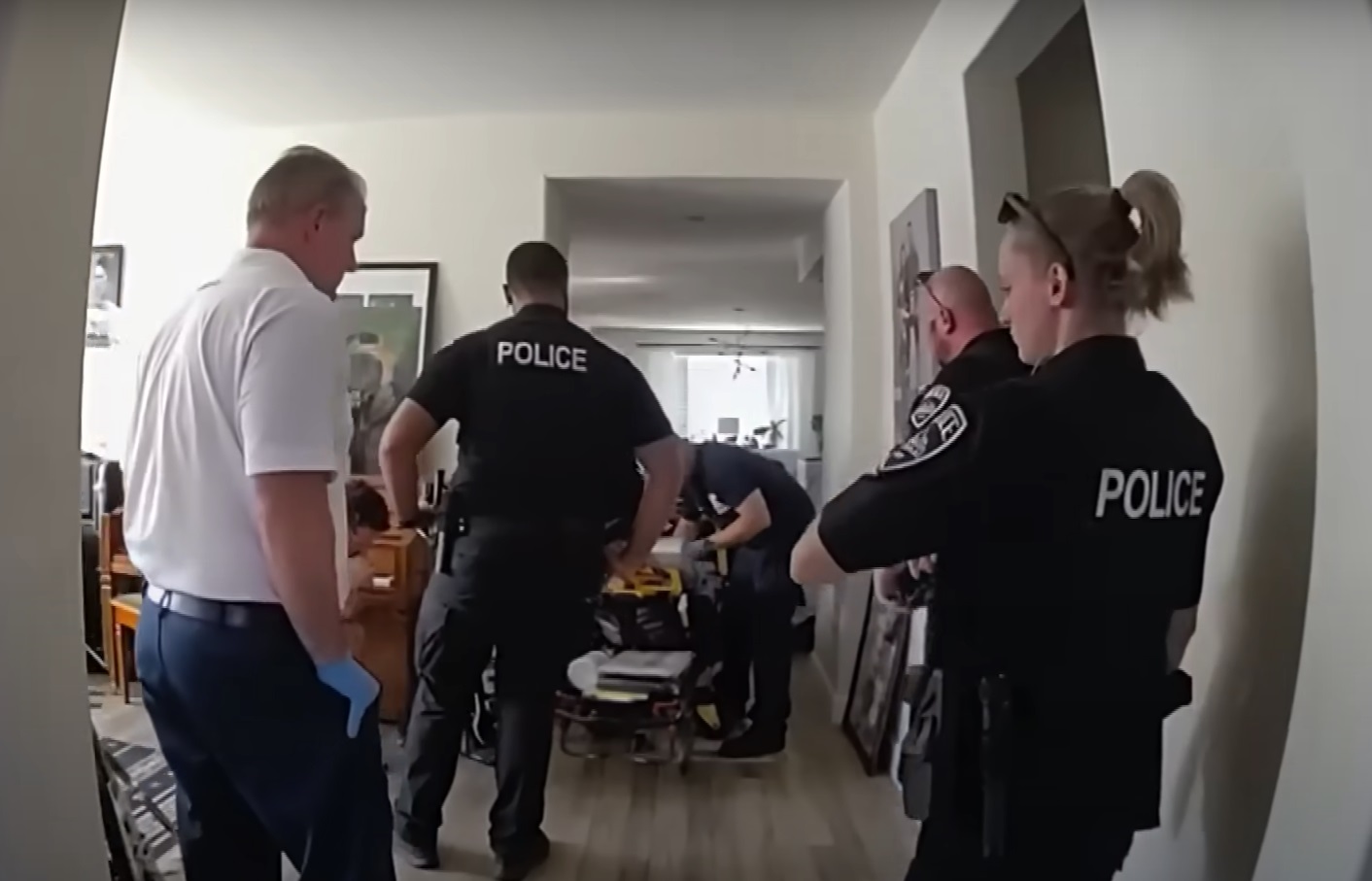 Snimak policije i oca koji je ostavio ćerku u automobilu