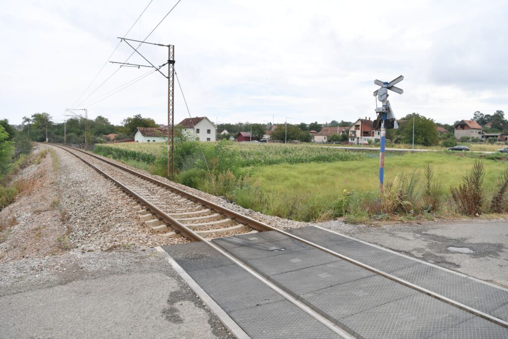 Lazarevac 20. avgust 2024. Pružni prelaz na kome se u toku jucerasnjeg dana dogodila teska nesreca u kojoj su tri osobe izgubile život, pruga, signalizacija Foto:Goran Srdanov/Nova.rs