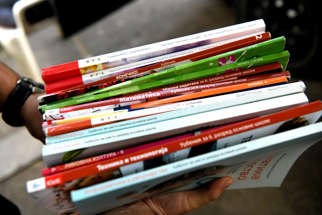 BEOGRAD 25.06.2021 Udzbenici za Osnovnu skolu, polovni, ulica Kosovska, prodaja na ulici foto:Vesna Lalic/Nova.rs