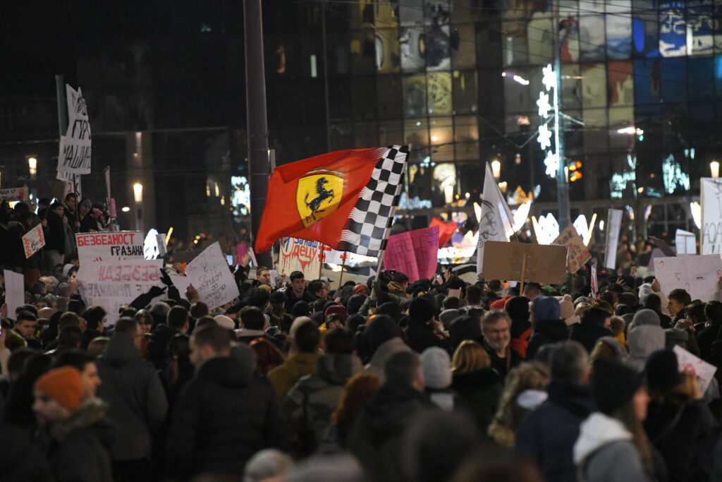 Beograd 22. decembar 2024. Zajednički protest studenata i poljoprivrednika na beogradskom Trgu Slavija zakazan je za danas sa pocetkom u 16 časova zastava ferari  Foto:Amir Hamzagić/Nova.rs