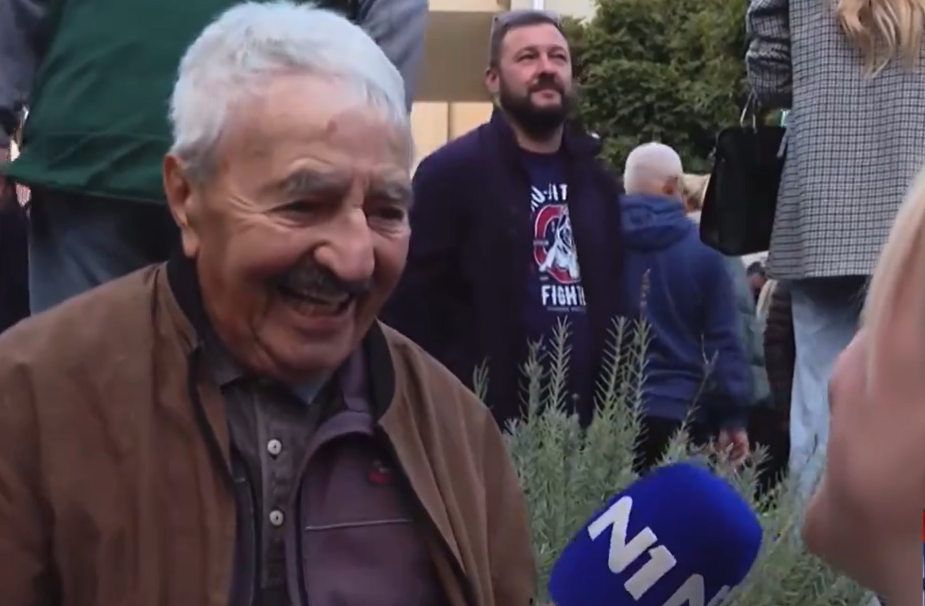 Deda Rada putovao biciklom sedam sati da bi došao na protest