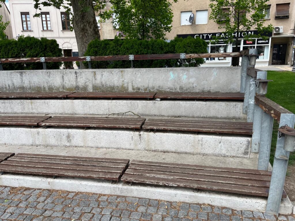 Požega 13. maj 2024. Centar grada Požege, trg u fazi raspadanja oštećene klupice i fontana Foto:Vojislav Milovančević/Nova.rs