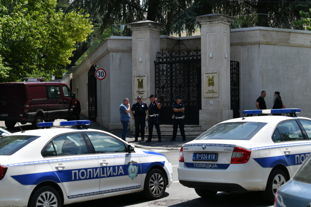 Beograd 29. jun 2024. Napad ispred ambasade, nepoznato lice pucalo je iz samostrela u pripadnika Žandarmerije koji je bio na dužnosti obezbeđenja ambasade Izraela policija Foto:Vesna Lalić/Nova.rs