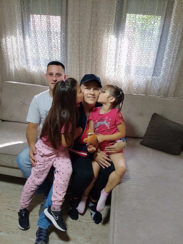 Marija Petronijević  umire od leukemije i nada se donoru kostne srži, dok joj je mlađa ćerkica u bolnici gde čeka dijagnozu , Leukemija