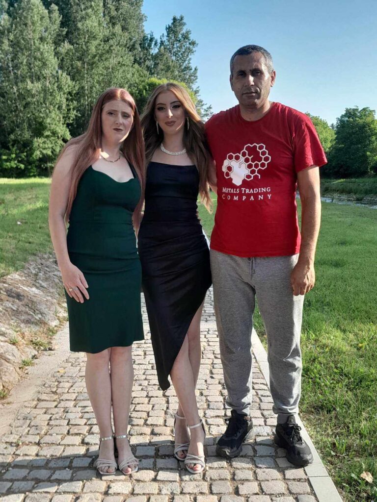 Najlepša maturska slika dolazi iz Gadžinog Hana: Miljanu (14) na matursko veče ispratilo šestoro rođenih sestara i braće