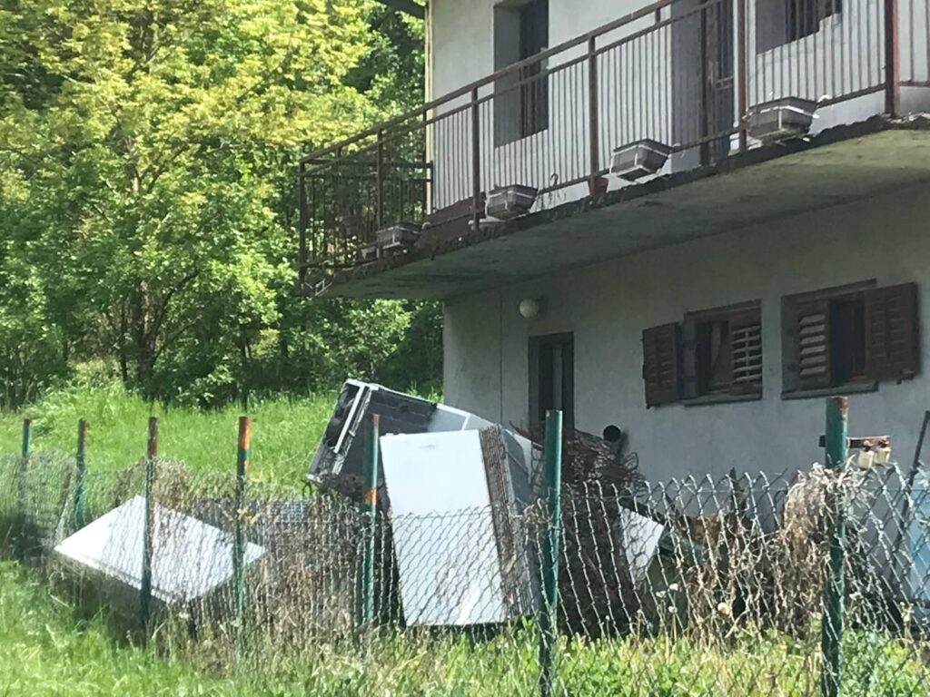 Danas se navršava godinu  dana od kada je Momčilo Stepić (57) svirepo ubio rođenog brata Milovana (59) odsekavši mu glavu sekirom u Gornjoj Trepči, nedaleko od Čačka Odrubio glavu bratu sekirom, a nedavno i on preminuo