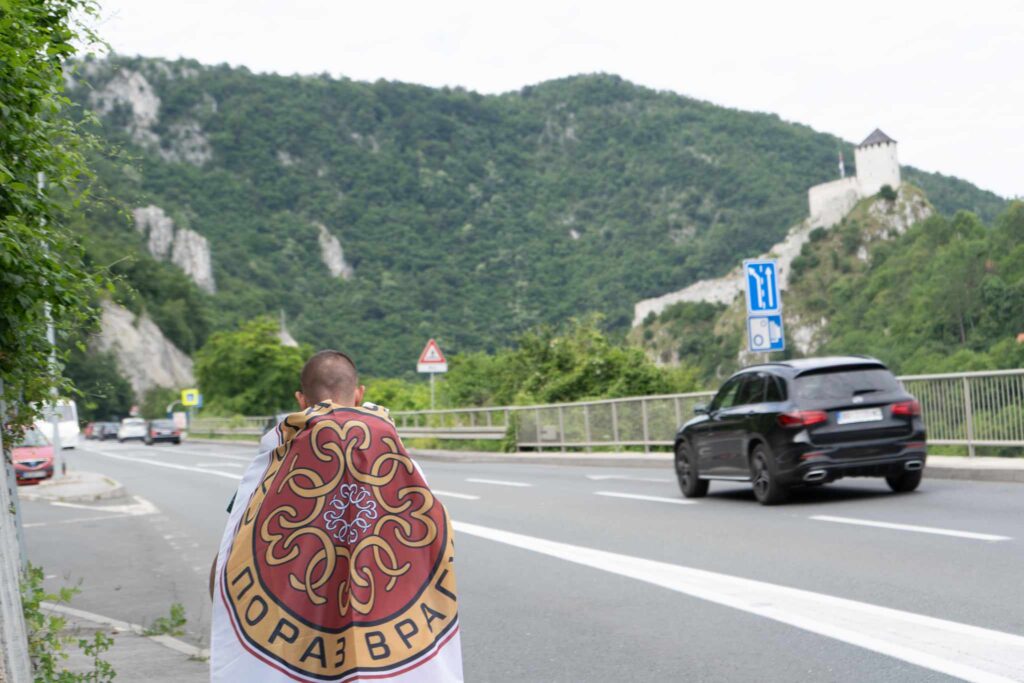 Željko Jelisavčić iz Užica na hodočašću ka Ostrogu da bi pomogao sedmočlanoj srpskoj porodici Marinković
iz okoline Skoplja,