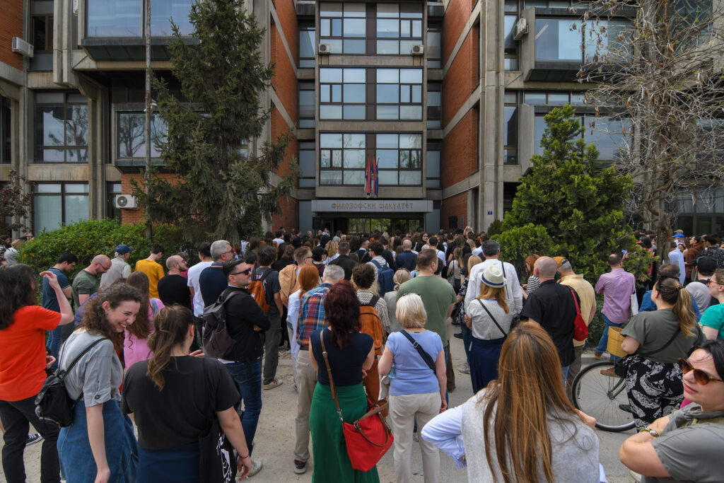 1711973965-NOVI-SAD_JAVNI-CAS-SLOBODA-GOVORA-FILOZOFSKI-FAKLUTET-FOTO-NENAD-MIHAJLOVIC_-1024x683.jpg