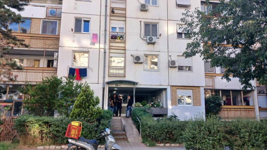 Ubistvo i samoubistvo u Gandijevoj ulici an NB, Nikola Vuković foto, odnosno Nova.rs
policija ispred ulaza u zgradu