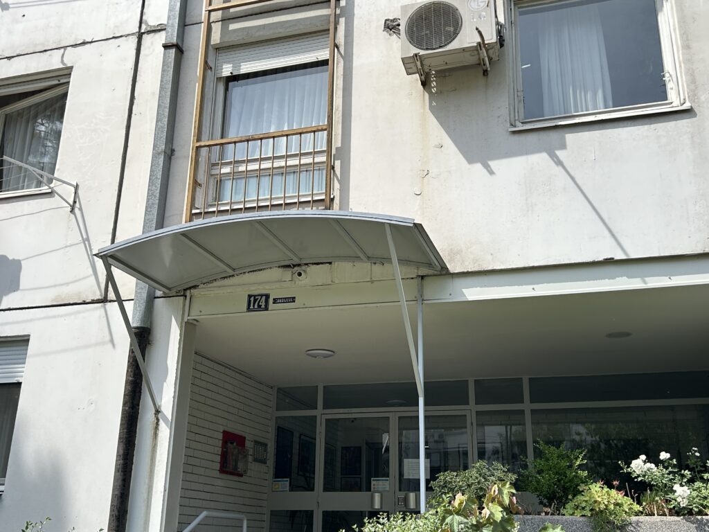 Beograd 16. maj 2024. Zgrada ulazna vrata stambena zgrada Gandijeva ulica, ubistvo, dan posle ubistva zapečaćena vrata stana u kome su pronadjena tela dve osobe Foto:Jovan Mladenović/Nova.rs