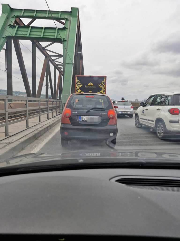 Gužve zbog radova na Pančevačkom mostu, ljudi izlaze iz autobusa i idu pešice