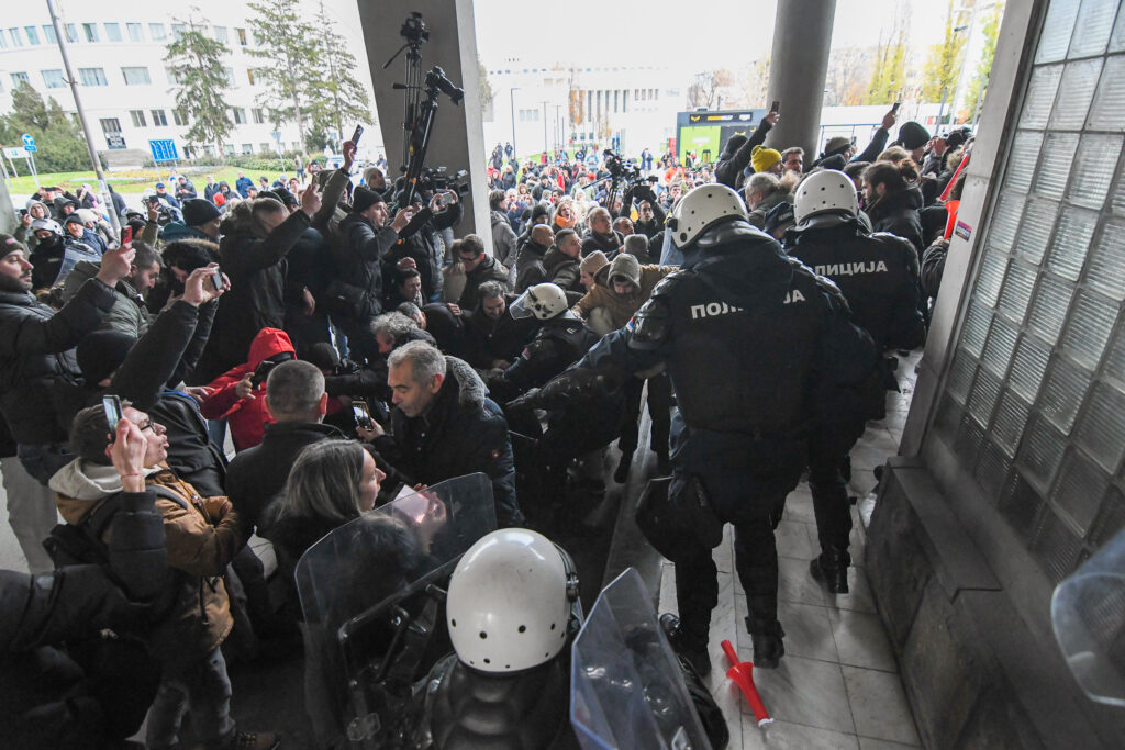 1733242112-NOVI-SAD_PROTEST-ISPRED-SKUPSTINE-GRADA_025-1024x683.jpg