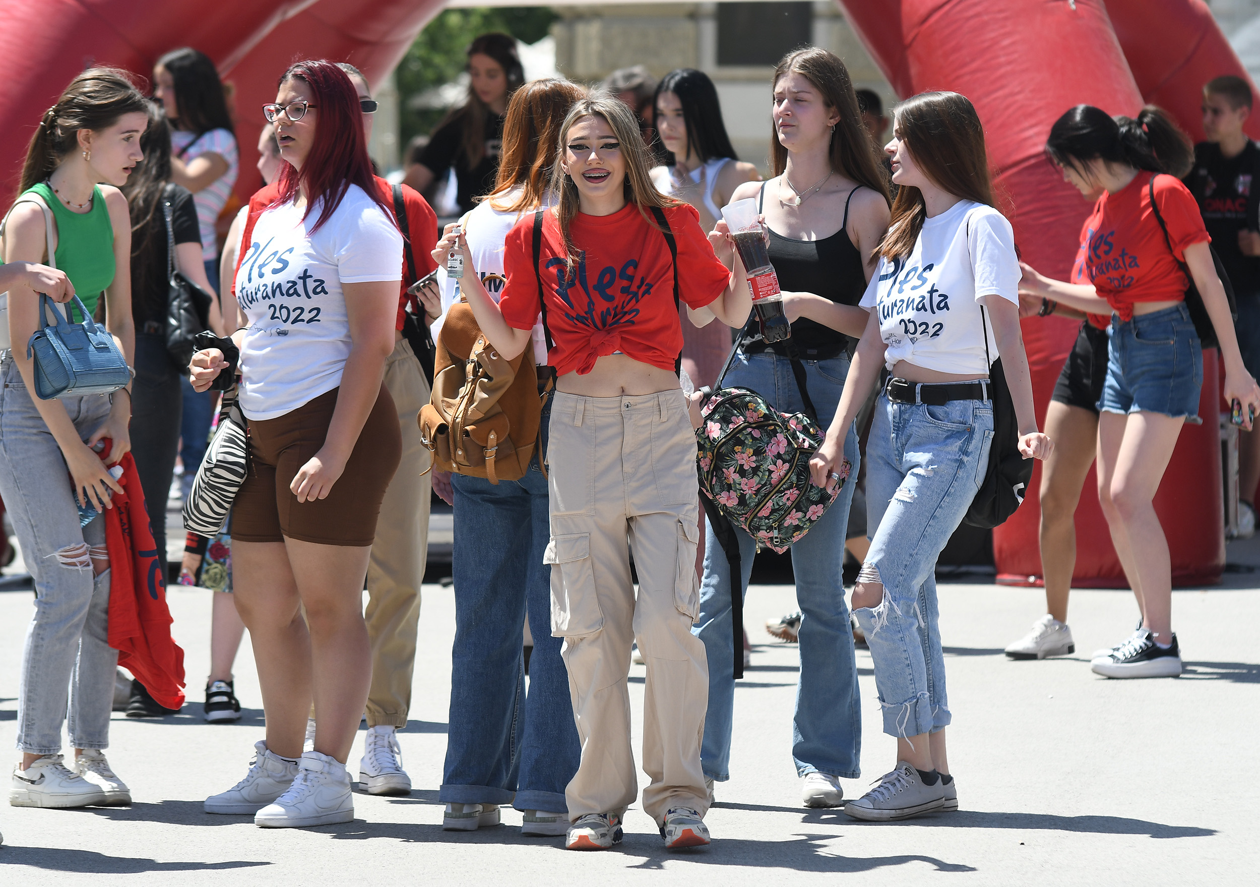 Novi Sad 20.05.2022 Maturanti maturantski ples kadril Trg Slobode Novi Sad foto Nenad Mihajlovic