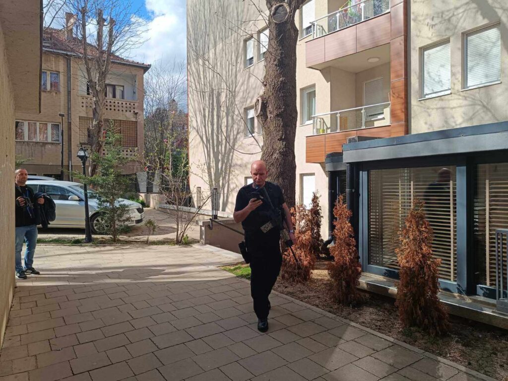 Severna Mitrovica, konfiskacija nepokretne imovine Milana Radoičića, restoran Grej i stan na šestom spratu zgrade iznad restorana Grej Foto: KoSSev