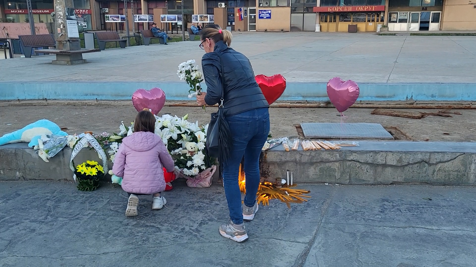 Građani Bora pale sveće i polažu cveće u spomen na Danku Ilić ispred Doma kulture u Boru_NM