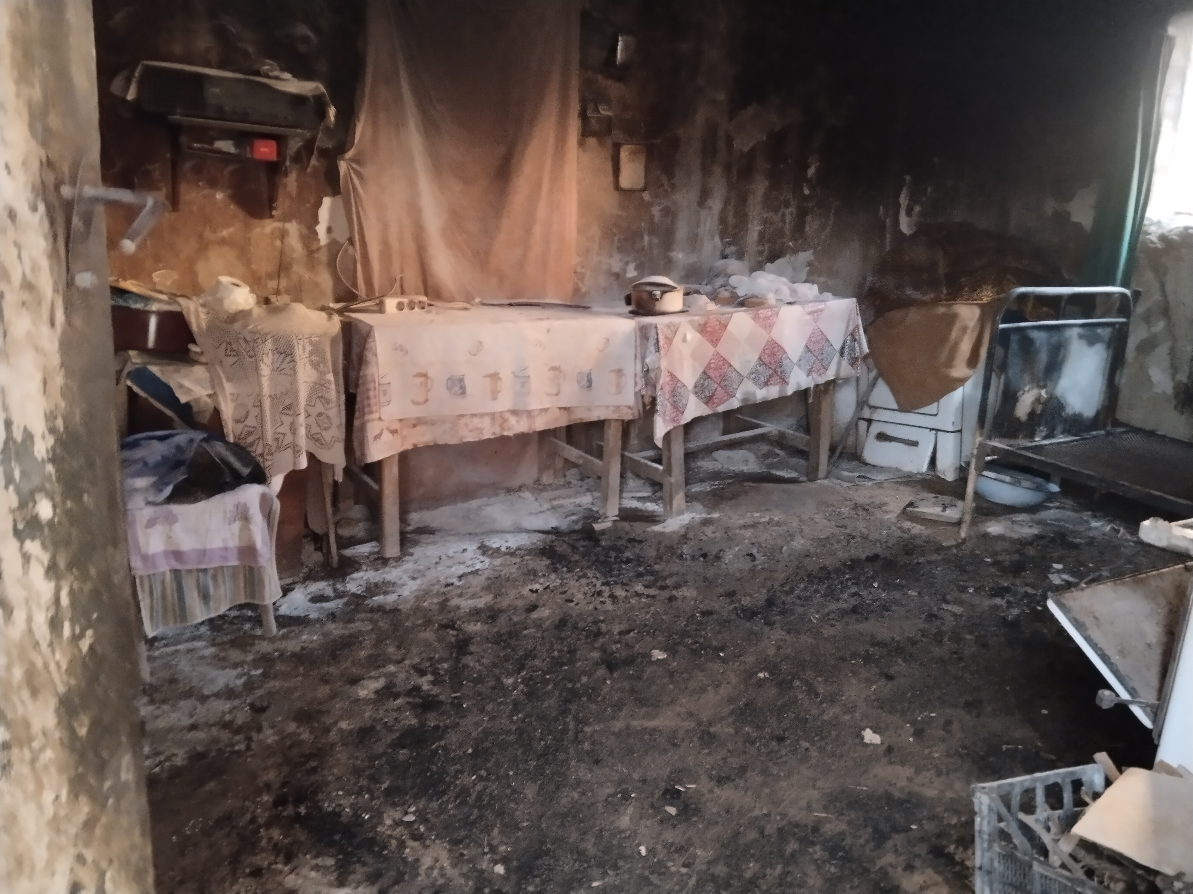 Osamdesetogodišnja Ž.G. (80) iz Čagrovca kraj Gadžinog Hana zadobila je opekotine na preko 80 odsto svog tela u požaru koji je jutros zahvatio njenu kuću, saznajemo u Univerzitetskom kliničkom centru u Nišu.