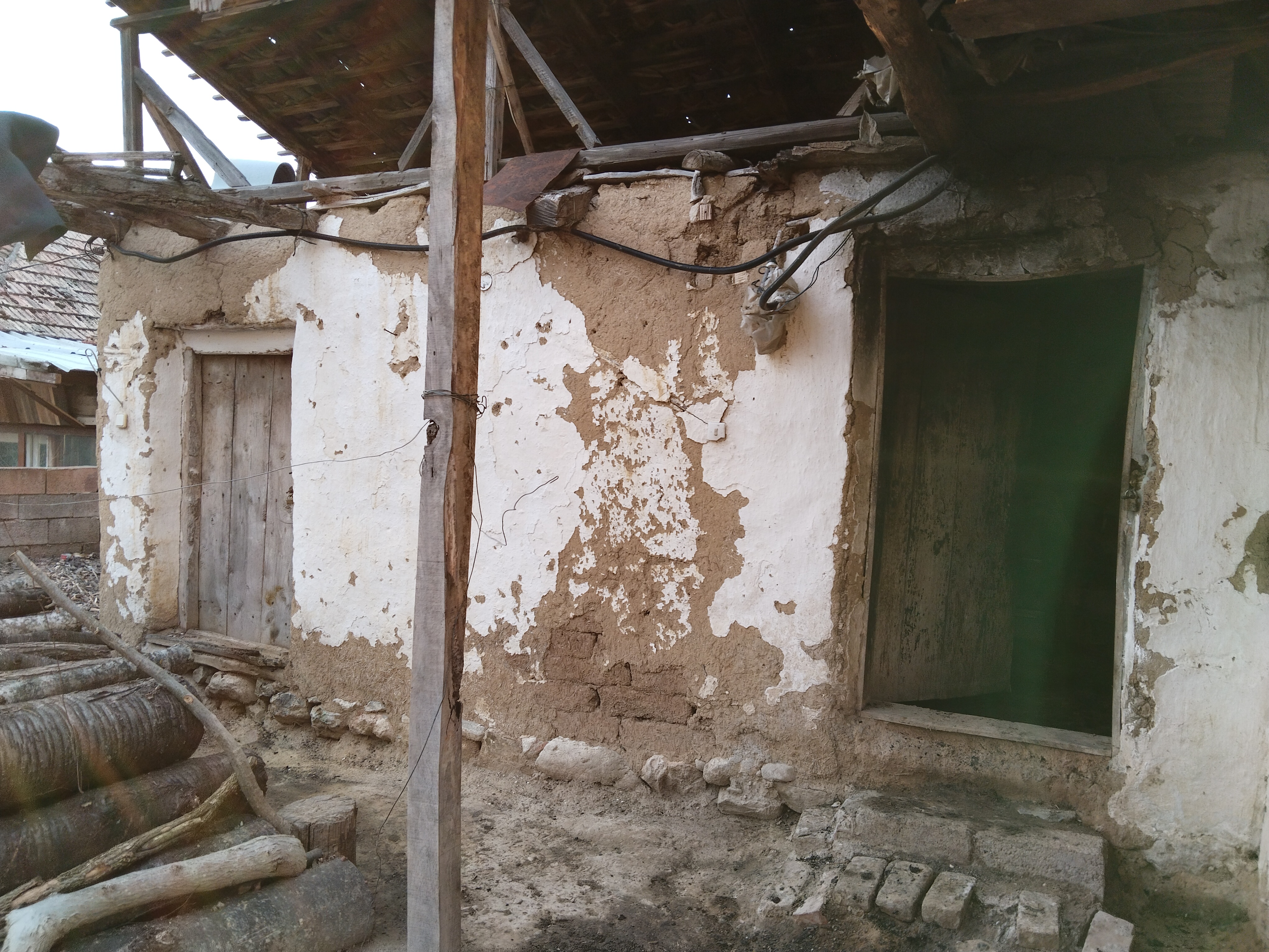 Osamdesetogodišnja Ž.G. (80) iz Čagrovca kraj Gadžinog Hana zadobila je opekotine na preko 80 odsto svog tela u požaru koji je jutros zahvatio njenu kuću, saznajemo u Univerzitetskom kliničkom centru u Nišu.