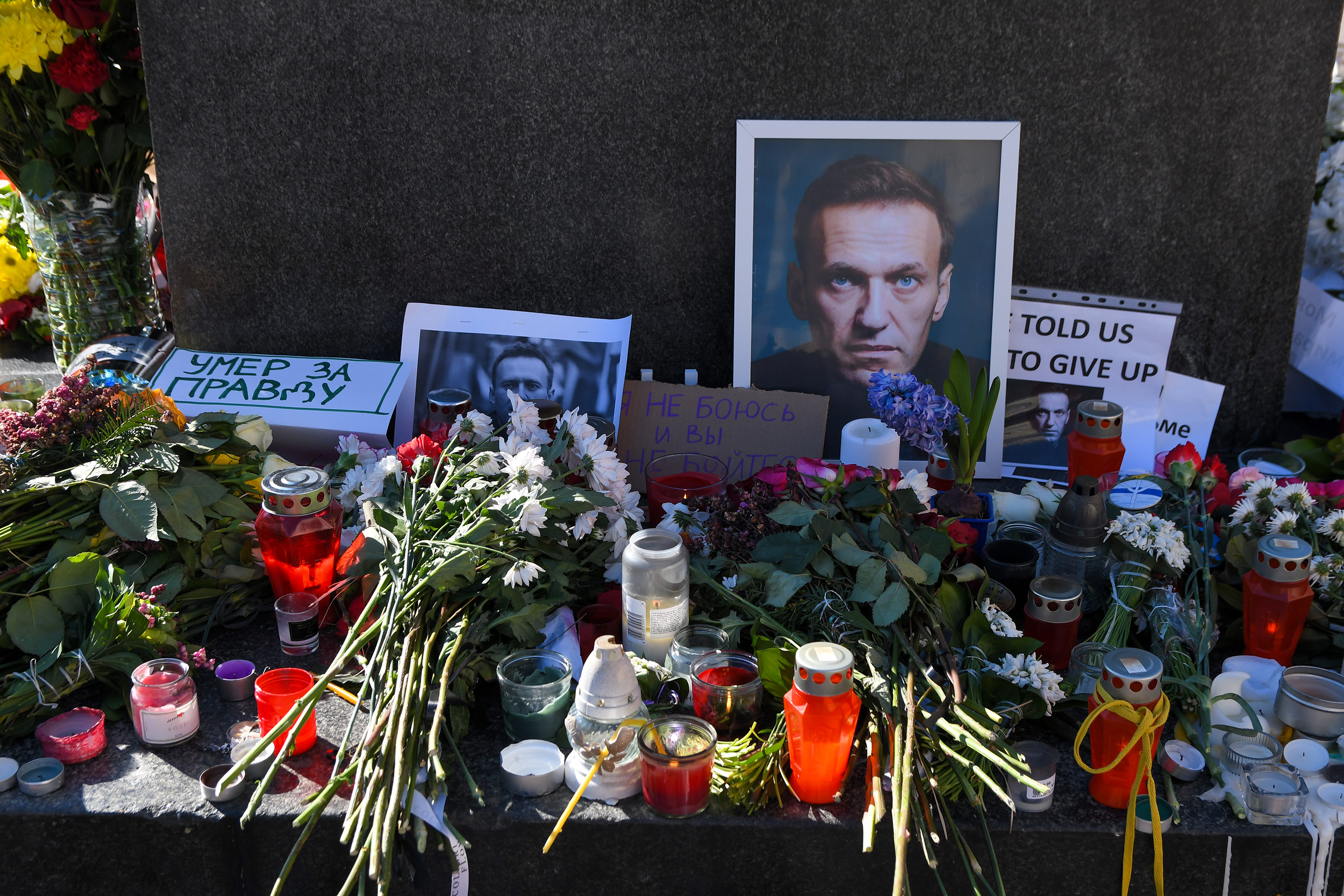 Novi Sad 147. februar 2024. Paljenje sveća za preminulog Alekseja Navaljnog Foto:Nenad Mihajlović/Nova.rs