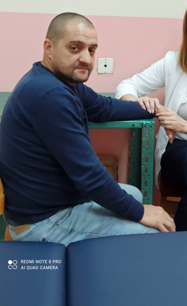 Bratislav Milenković (sa fotke, čovek za stolom) u fokus, jedna fotka iskrivljenog zgloba i ako negde nađete sliku Doma zdravlja Vlasotince, ako ne stavite i ovu porodičnu fotku