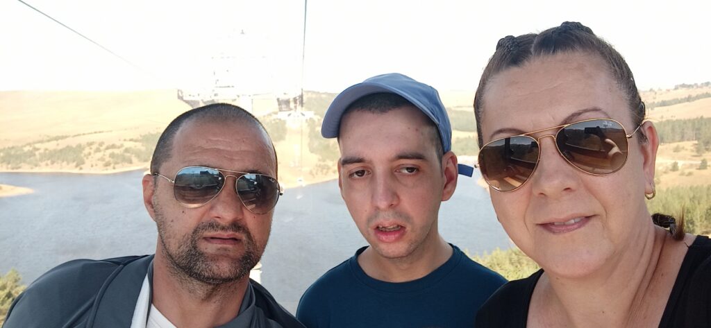 Bratislav Milenković (sa fotke, čovek za stolom) u fokus, jedna fotka iskrivljenog zgloba i ako negde nađete sliku Doma zdravlja Vlasotince, ako ne stavite i ovu porodičnu fotku