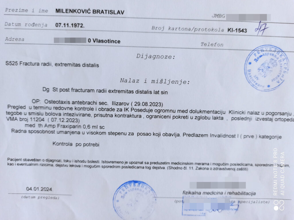 Bratislav Milenković (sa fotke, čovek za stolom) u fokus, jedna fotka iskrivljenog zgloba i ako negde nađete sliku Doma zdravlja Vlasotince, ako ne stavite i ovu porodičnu fotku