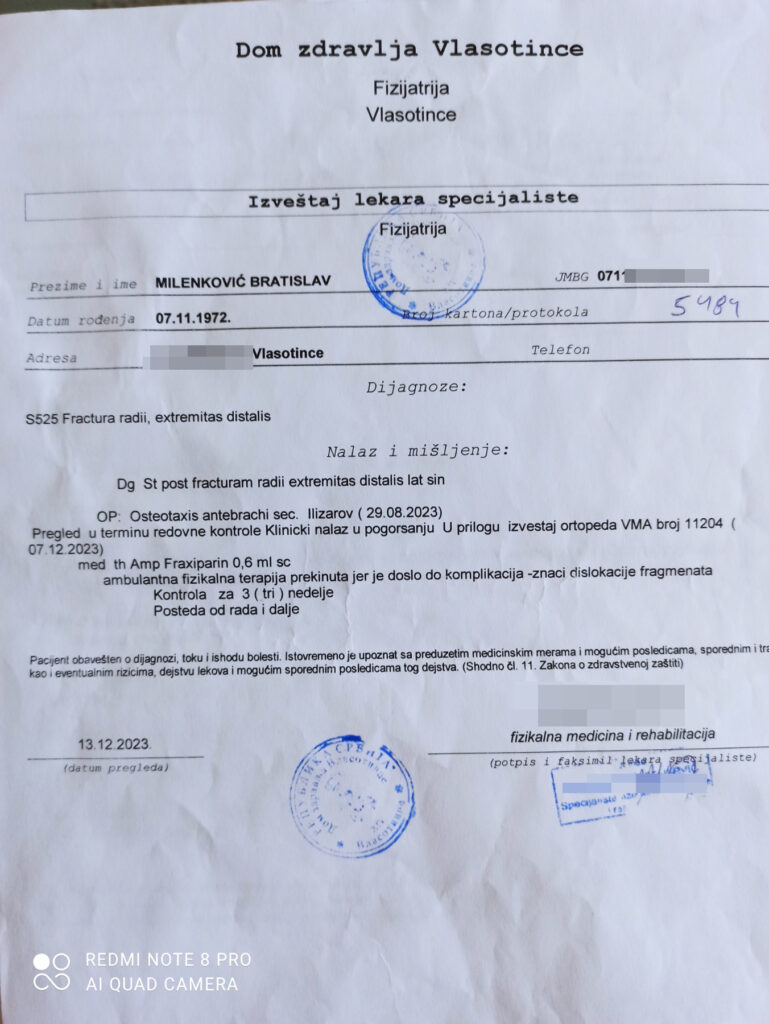 Bratislav Milenković (sa fotke, čovek za stolom) u fokus, jedna fotka iskrivljenog zgloba i ako negde nađete sliku Doma zdravlja Vlasotince, ako ne stavite i ovu porodičnu fotku