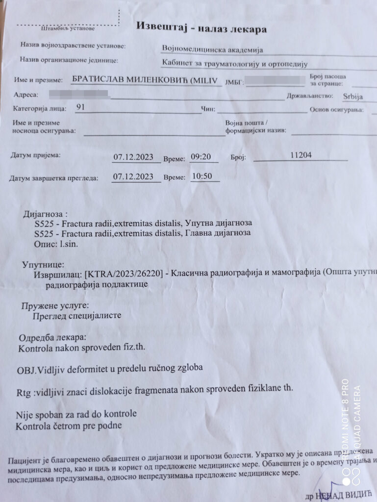 Bratislav Milenković (sa fotke, čovek za stolom) u fokus, jedna fotka iskrivljenog zgloba i ako negde nađete sliku Doma zdravlja Vlasotince, ako ne stavite i ovu porodičnu fotku