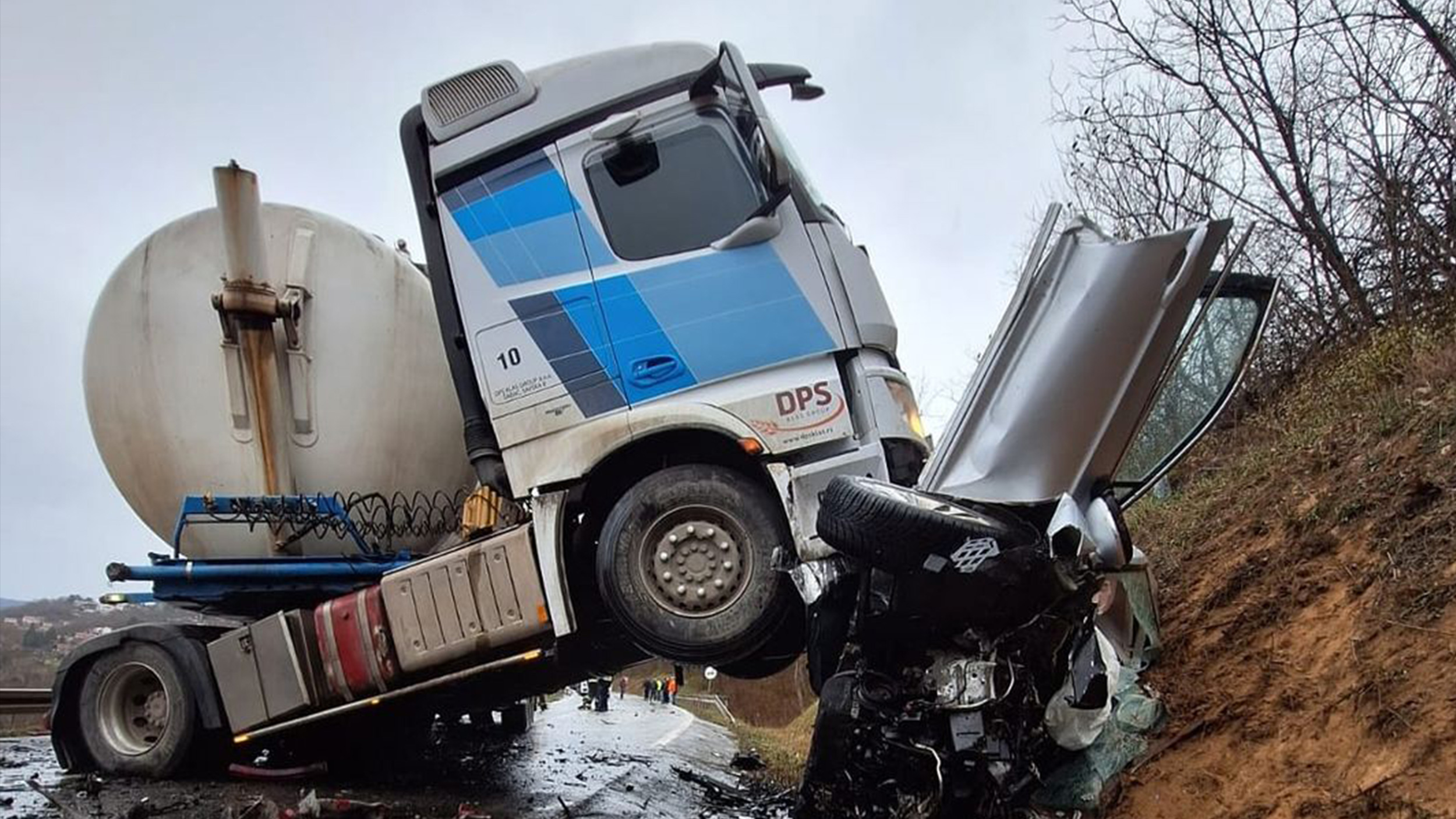 Teška saobraćajna nezgoda u Sremskoj Kamenici na putu prema Iriškom vencu. Došlo je do direktnog sudara kamiona i putničkog vozila. Stanje učesnika još uvek nije poznato a vatrogasci pokušavaju da iz smrskanog vozila izvuku vozača.