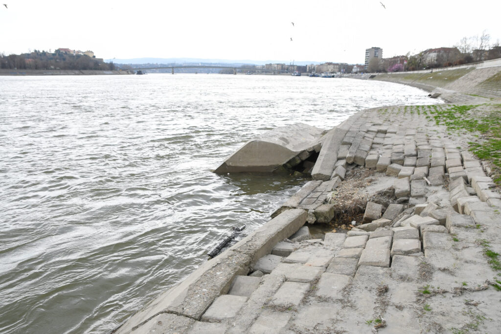 1709294743-Novi-Sad_Urusen-nasip-na-keju-foto-Nenad-Mihajlovic_-1-1024x683.jpg