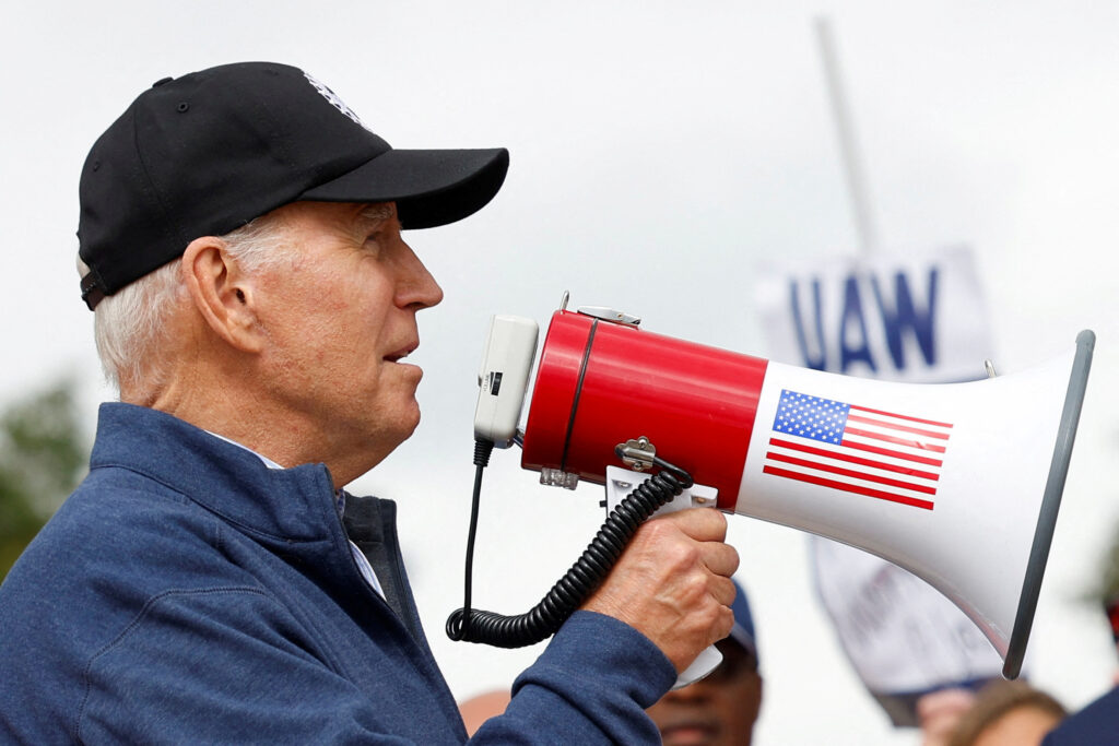 U.S. President Joe Biden joins striking members of the United Auto Workers (UAW) on the picket line outside the GM's Willow Run Distribution Center, in Belleville, Wayne County, Michigan, U.S., September 26, 2023. REUTERS/Evelyn Hockstein