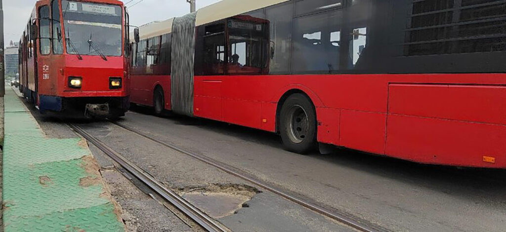 Mesto:  Beograd
Datum: Mon Apr 17 13:26:25 CEST 2023
Dogadjaj: DRUŠTVO - kolovoz na tramvajskom mostu u Beogradu u veoma je lošem stanju
Fotoreporter: Marko Dragoslavić
Ličnosti:  
Izvor: FoNet