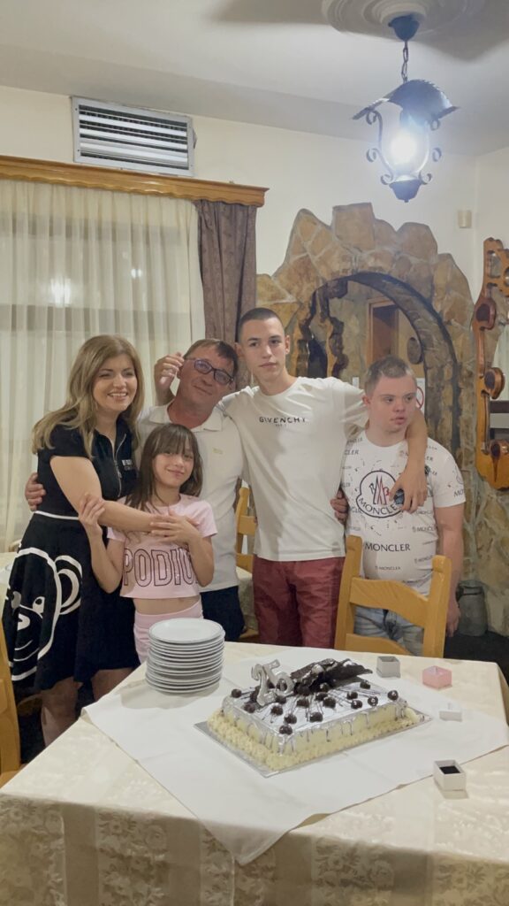 Vuk Trajković iz Sremčice ima Daunov sindrom, ali ga to nije sprečilo da bude đak generacije i da potom upiše fakultet