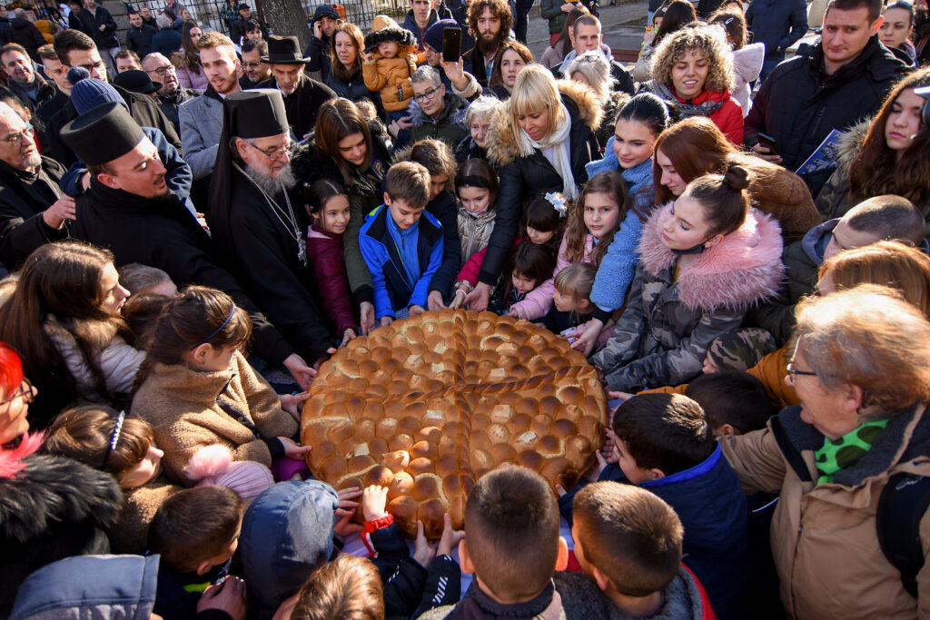 Novi Sad 07.01.2021  Lomljenje Bozicne cesnice u Sremskim Karlovcima foto Nenad Lazic