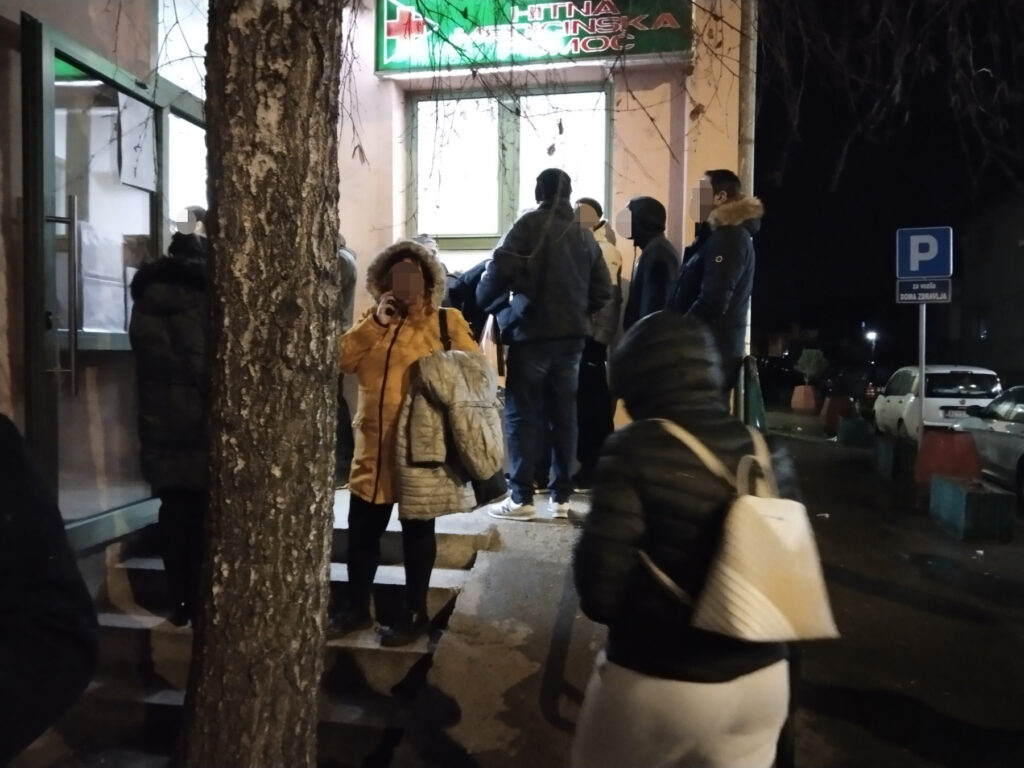 Aleksinac 17. januar 2024. Fabrika Magna trovanje radnika, radnici ispred Doma zdravlja Foto:Miljana Isailović/Nova.rs